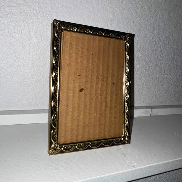 Vintage Ornate Gold Metal Picture Frame – 5x7 Scalloped Edge Brass Tone - Picture 2 of 4